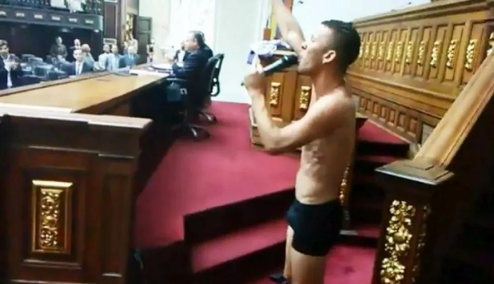 La razón por la que un diputado se desnudó en plena sesión
