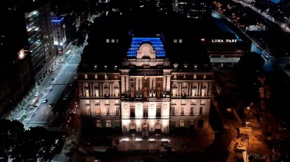 Piden cambiar el nombre del Centro Cultural Kirchner y la remoción de las estatuas
