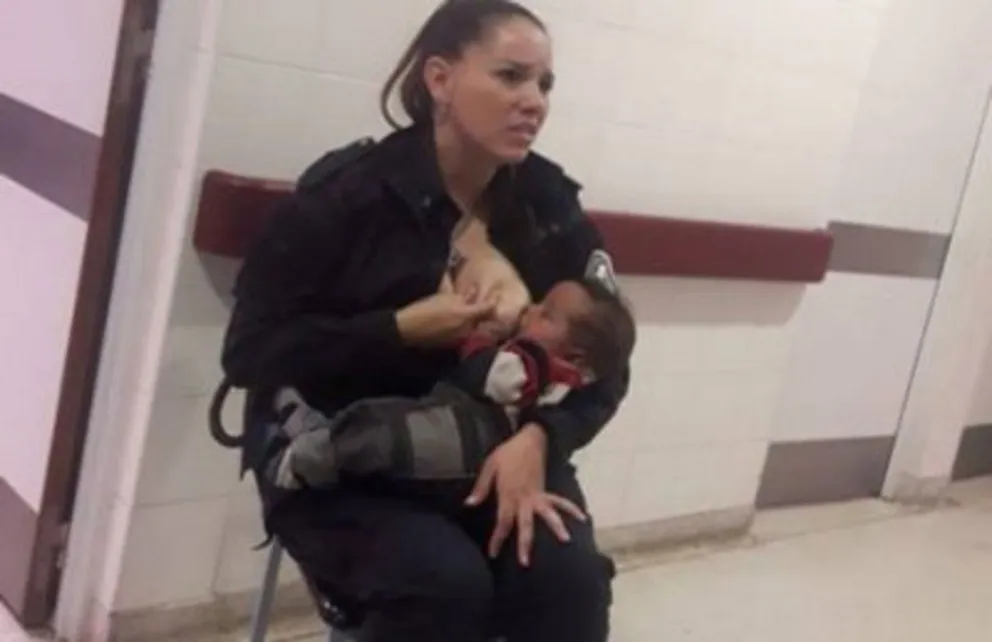 VIRAL: una policía amamantó a un bebé en un hospital