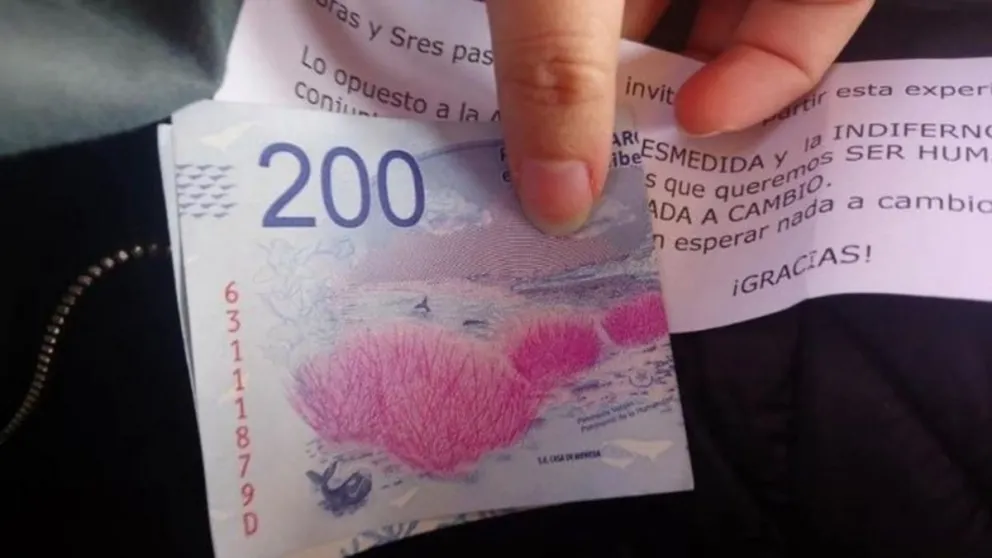 Es viral: un abuelo repartió billetes a los pasajeros del tren