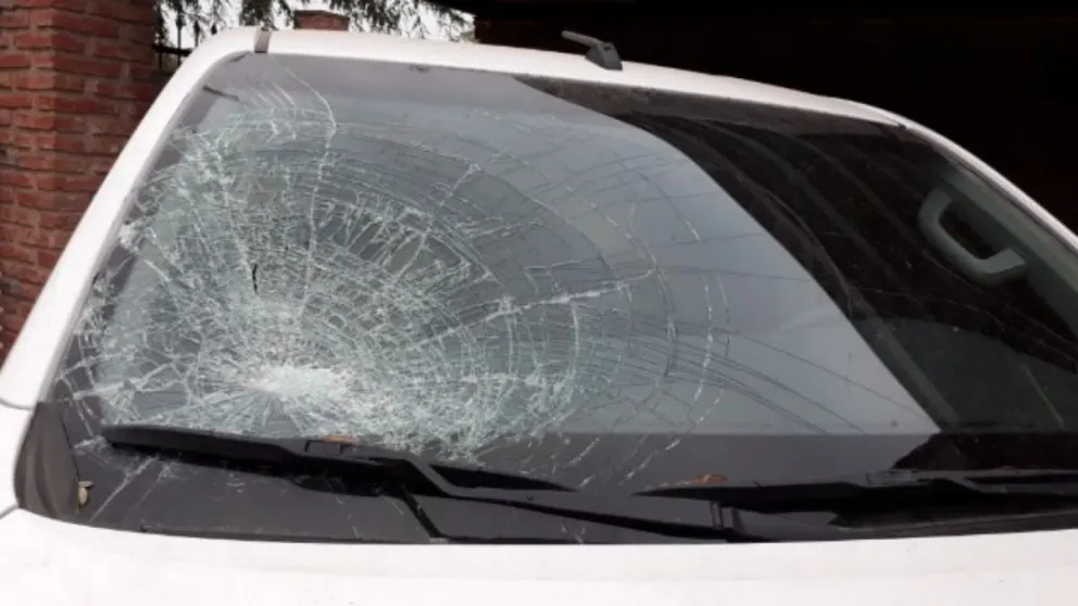 Le rompieron el vidrio a una concejal y culpó al intendente de la ciudad
