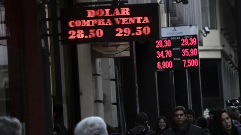 Argentina está entre los 5 países con "alto riesgo" de sufrir una crisis cambiaria