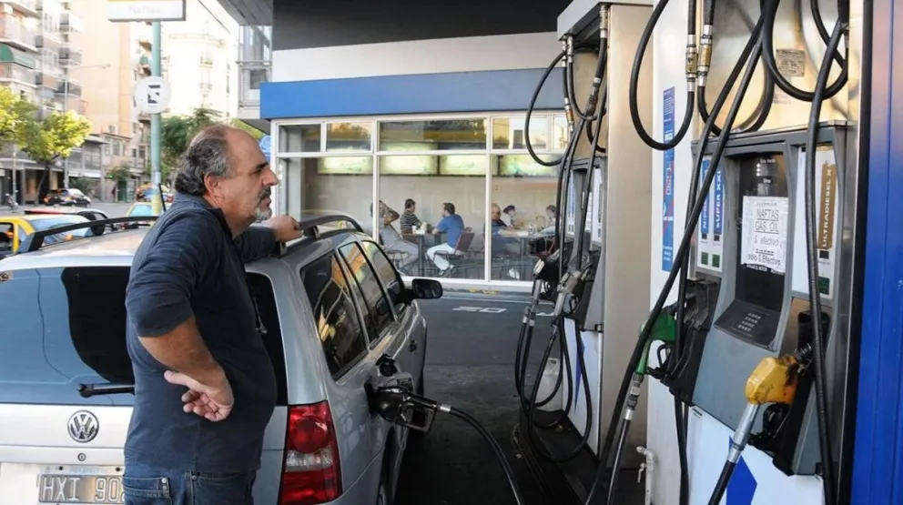 Postergan la suba de un impuesto para que no aumente la nafta