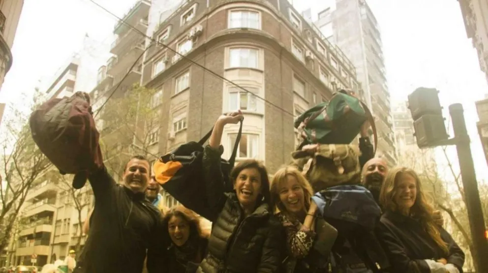 "La Gran López": campaña para sacarse una foto con un bolso frente al "depto" de Cristina