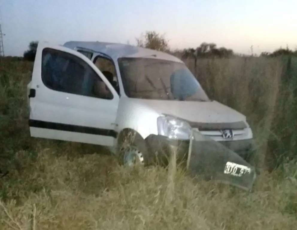 Impactante: volcó un utilitario y tres personas salieron despedidas, confirmaron un fallecido