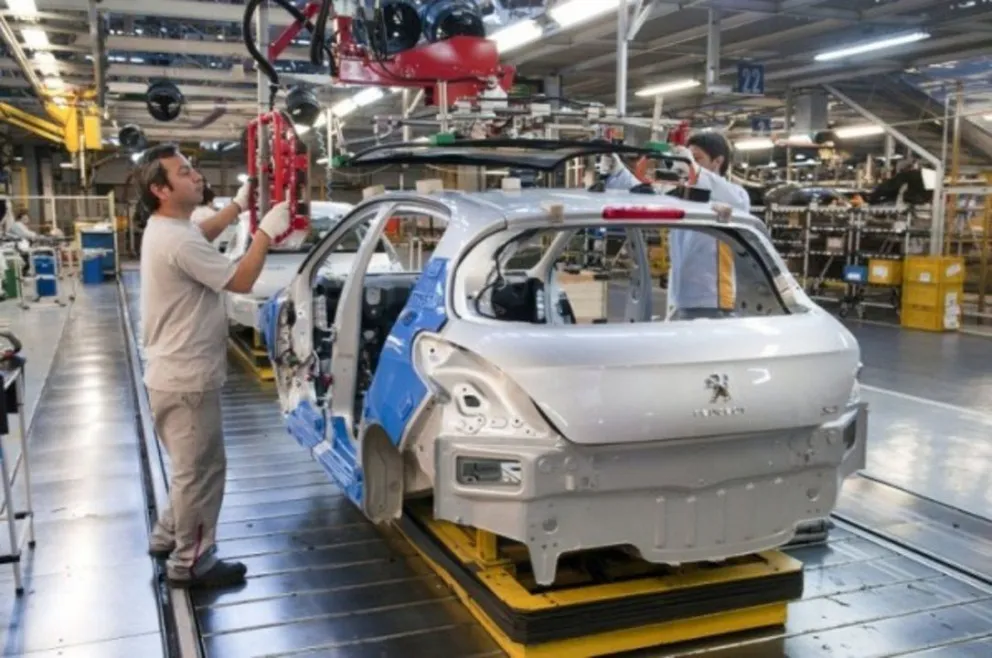 Advierten sobre fallas en autos fabricados por dos empresas