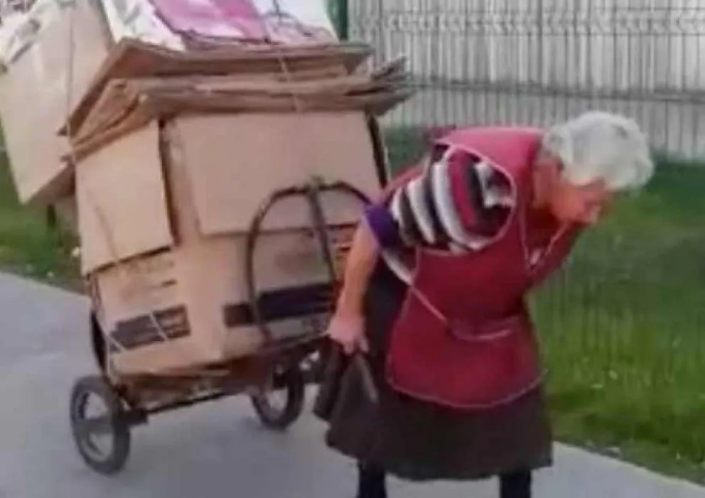 Tiene 81 años y trabaja de cartonera porque su pensión no le alcanza
