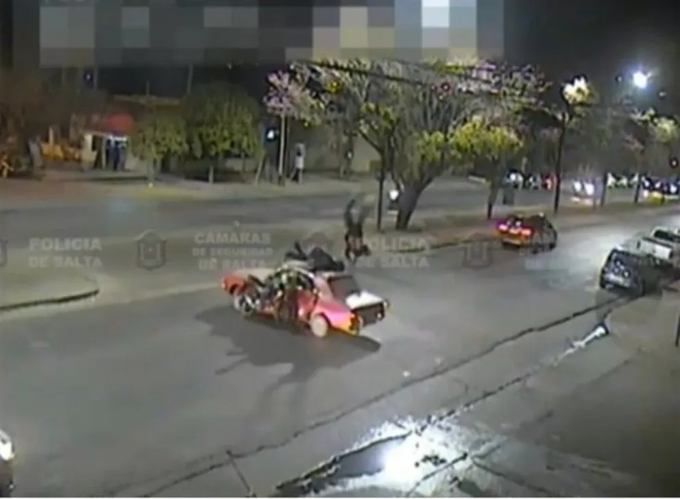 ¡Volaron por el aire! El espectacular choque que se produjo en Avenida Bicentenario