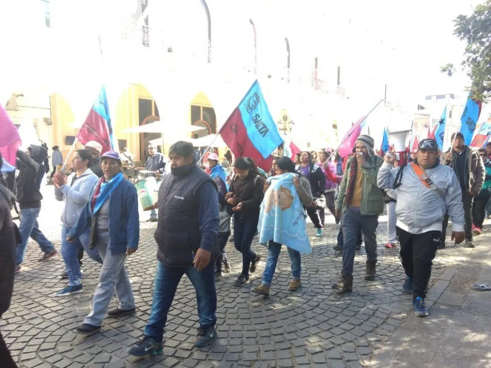 Convocatoria nacional de diferentes organizaciones sociales en la Plaza 9 de Julio