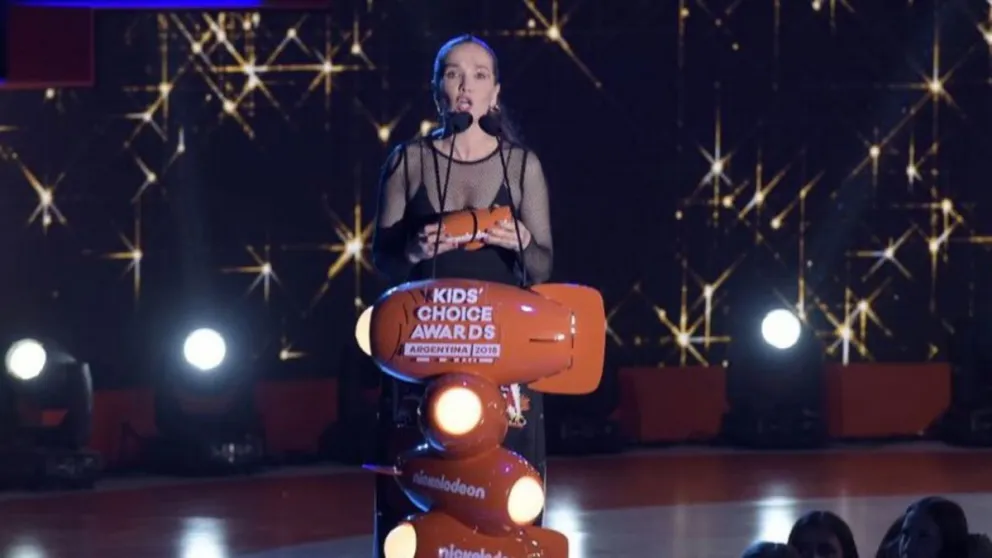 La caída de Natalia Oreiro en los Kids Choice Awards