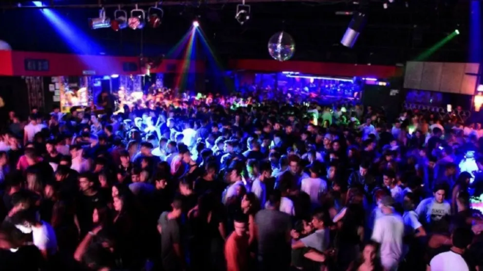 VIDEO: Hombre noquea a 6 personas en una discoteca