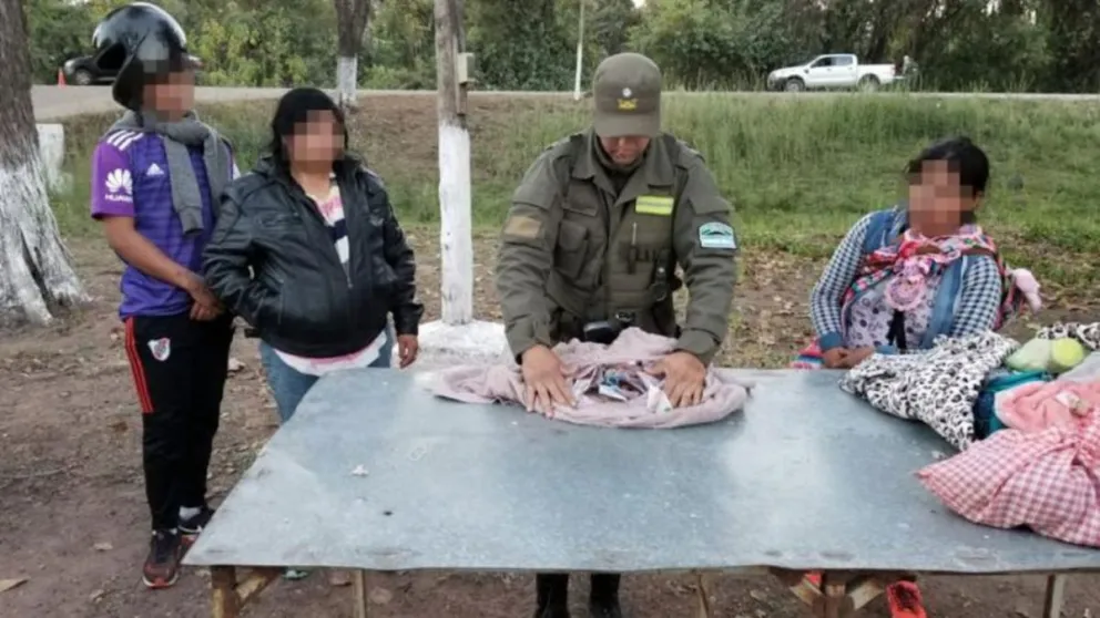 Llevaban más de $ 1 millón ocultos entre las ropas de sus hijos y fueron detenidos