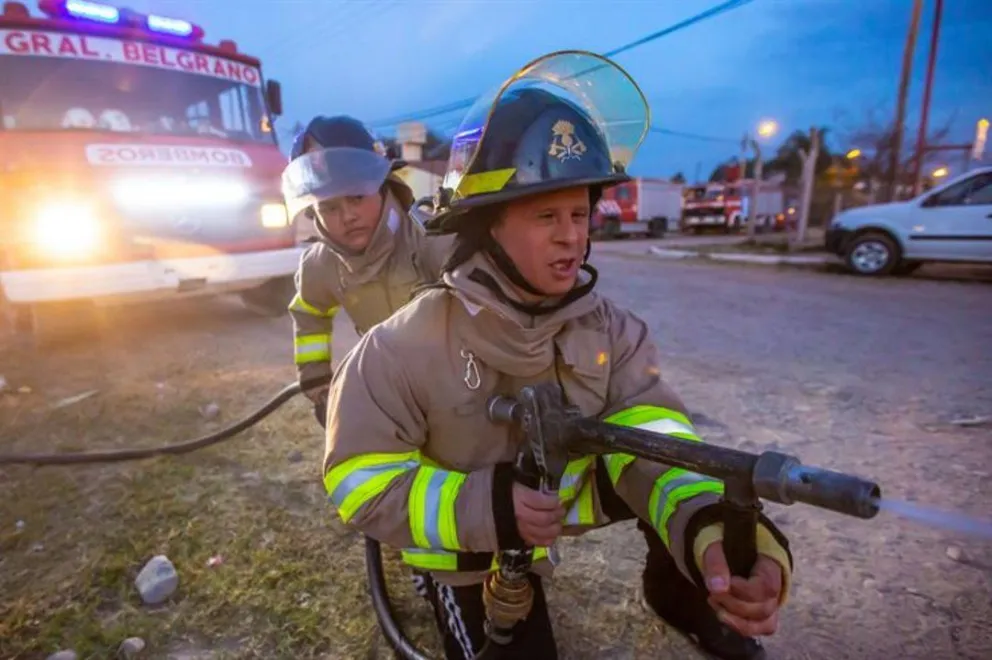 Lo llaman Angelito y es el bombero más querido de Güemes