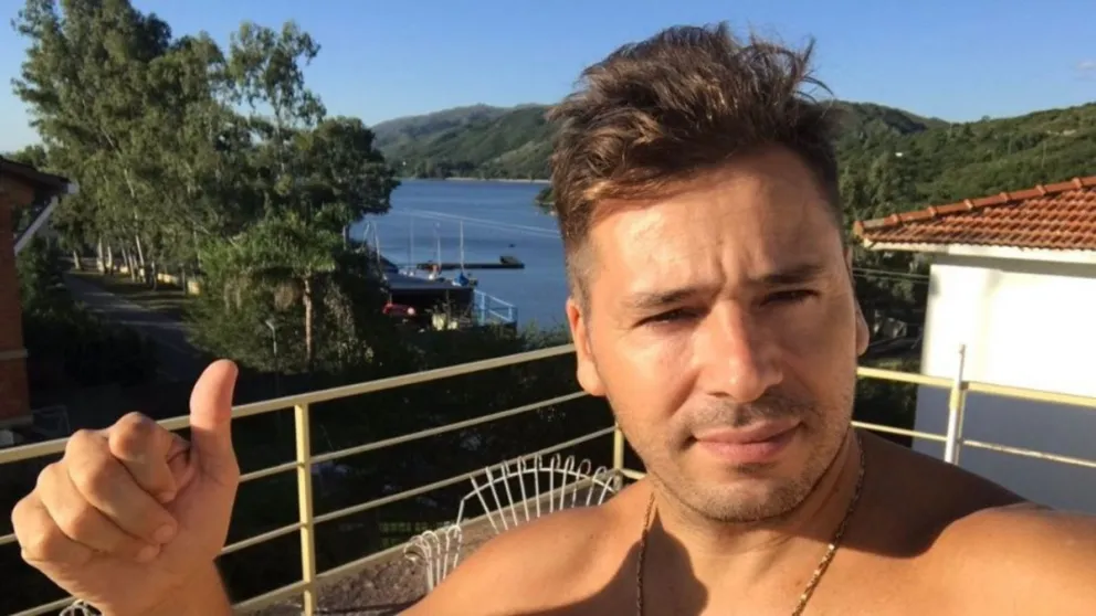 Con el clásico "abrazo del oso", un ex futbolista habría manoseado a una joven. Fue denunciado