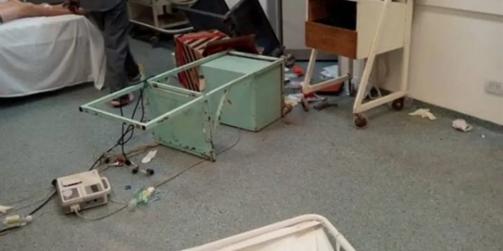A toda furia: Familiares de un paciente destrozaron el shock room de un hospital