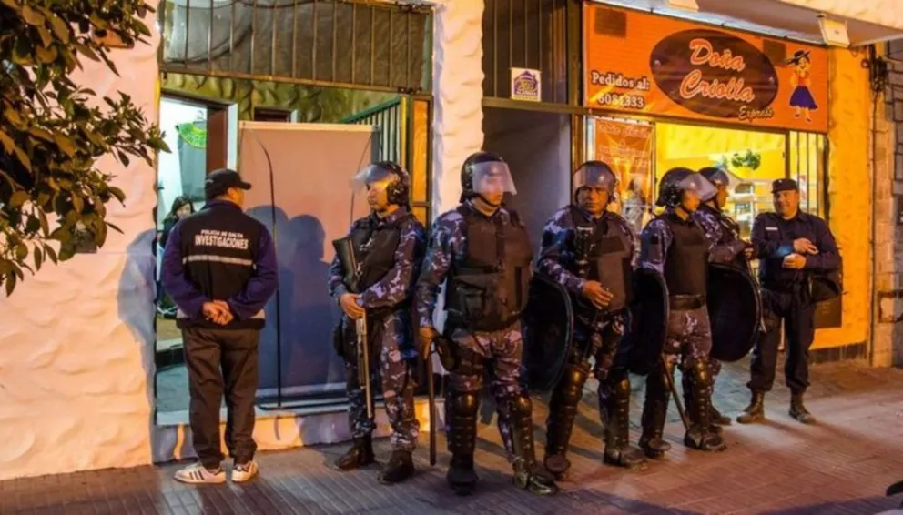 Desbaratan la banda de boqueteros que robó 30 negocios en la ciudad