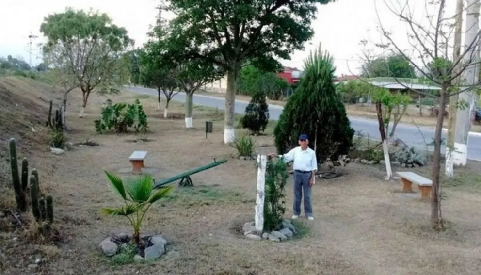 Un vecino de 83 años transformó un basural en una plaza