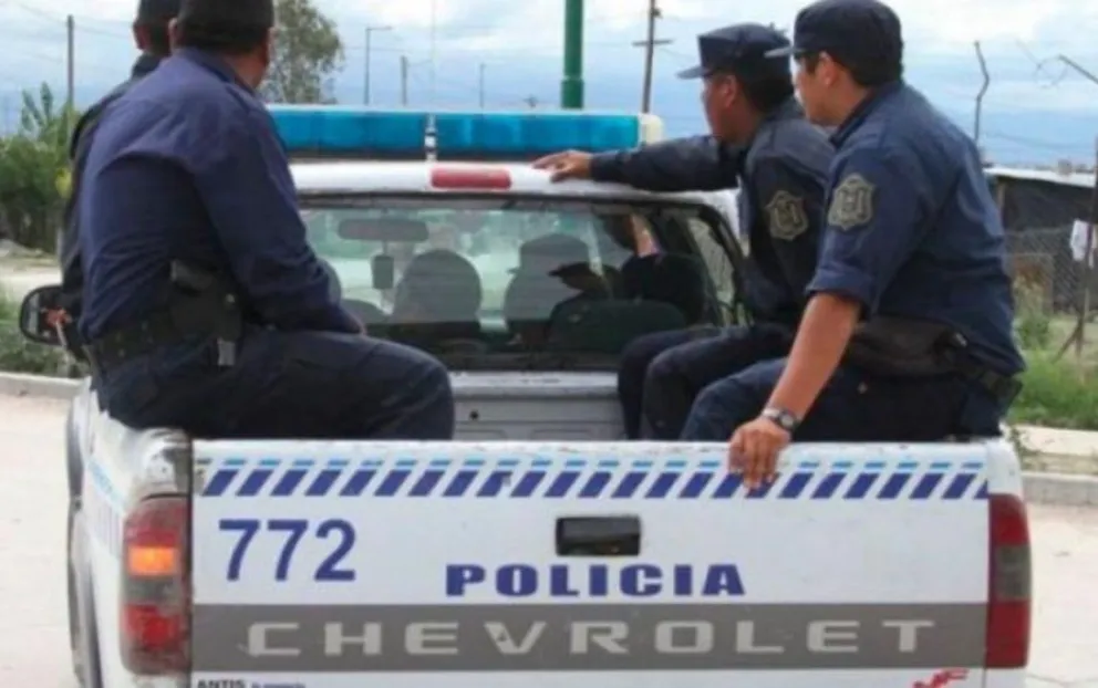 Al borde de la muerte: un policía se habría caído de un patrullero por un piedrazo