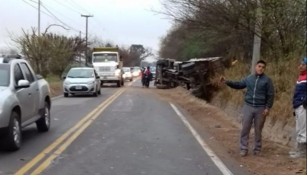Un camión ripiero cayó dentro de un canal por intentar esquivar a un auto