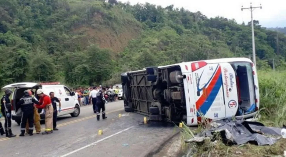 TRAGEDIA: 11 fallecidos y 37 heridos tras un accidente vial en Ecuador