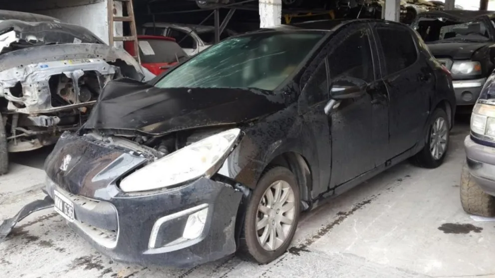 Chocaron con un auto alquilado en Salta y no pueden irse hasta que paguen $250.000