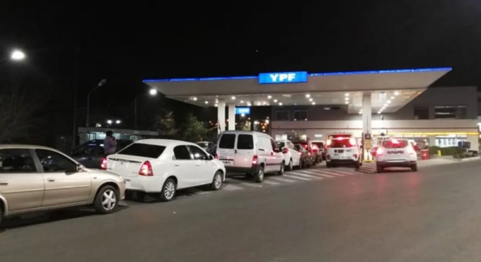Largas colas para cargar nafta en Salta, por miedo a futuros tarifazos