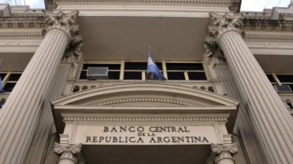 El dólar bajó por tercer día consecutivo