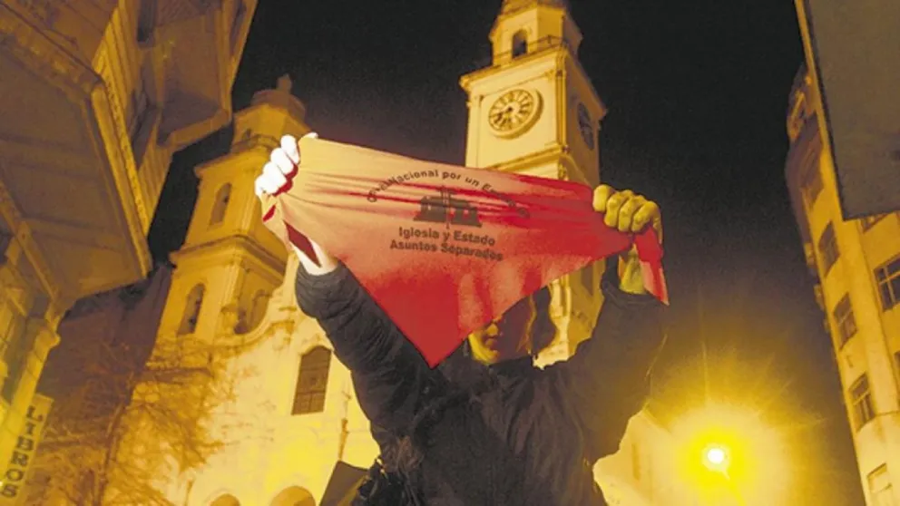 Diputados proponen remover símbolos religiosos de edificios públicos