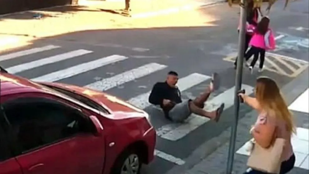 Se promociona a candidata con un video en el que mata a un hombre. La Justicia ordena suspenderlo