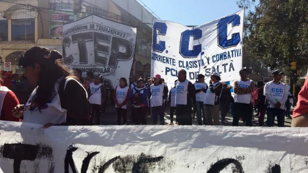 Marchas y clases públicas en la calle: el tránsito en Salta es un caos