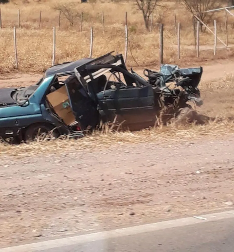 Terrible choque entre un auto y un camión se cobra una vida