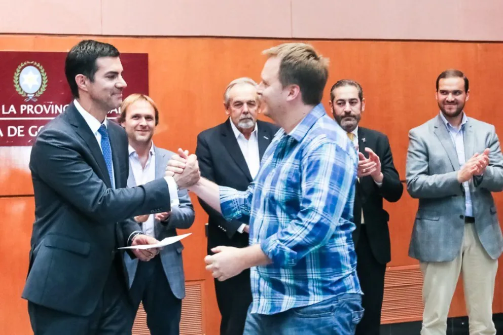 Microemprendimientos: Urtubey entregó cheques a beneficiarios