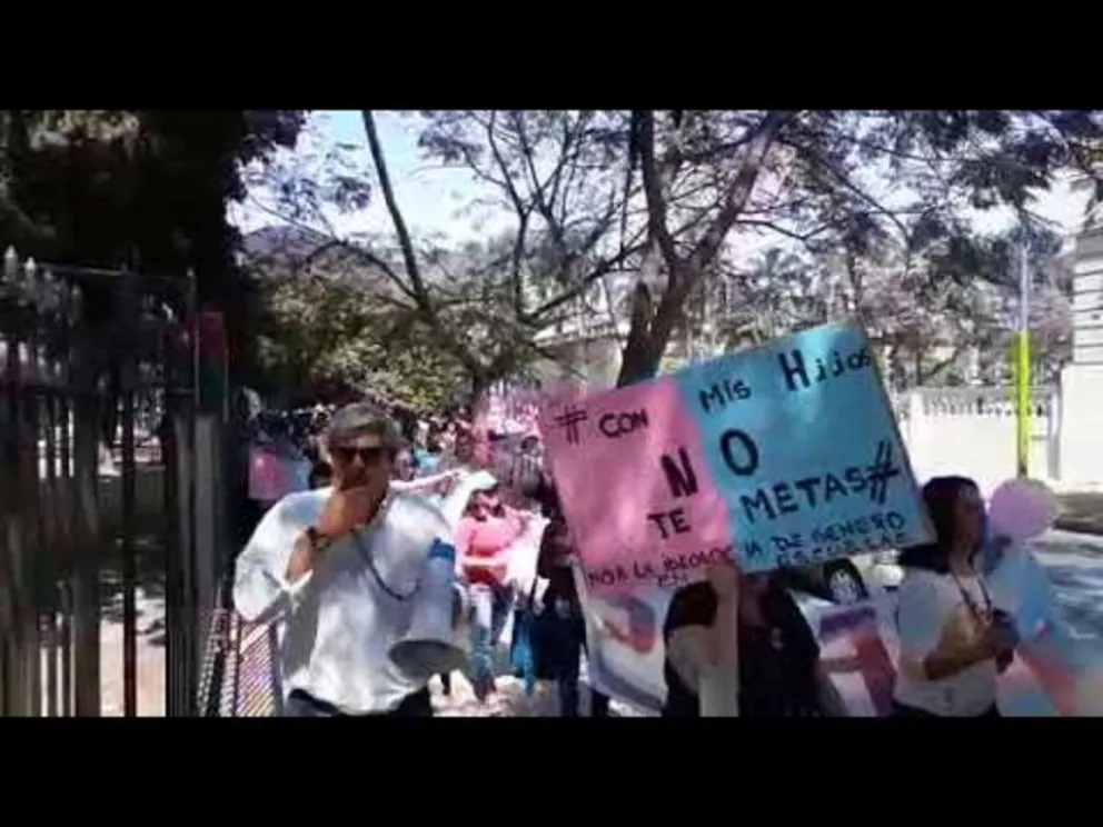 ¡Con mis hijos no! ¡A la educación la elijo yo!