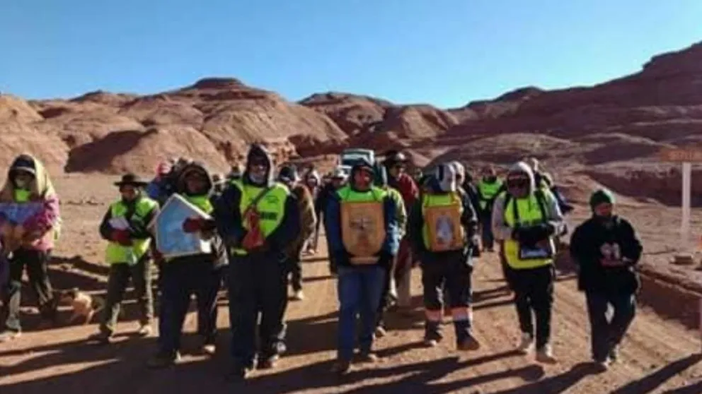 El Milagro: peregrinos de Tolar Grande ya recorren 380 kilómetros rumbo a Salta