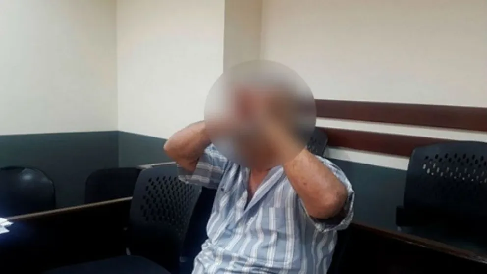 Tiene 62 años y lo detuvieron por violar a su hija y su amiga