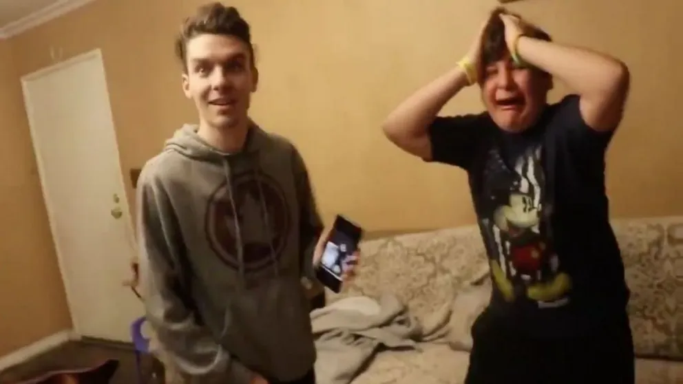 Es viral : mirá el compilado del  "niño invisible". Bromas que le hacen a los chicos y terminan llorando