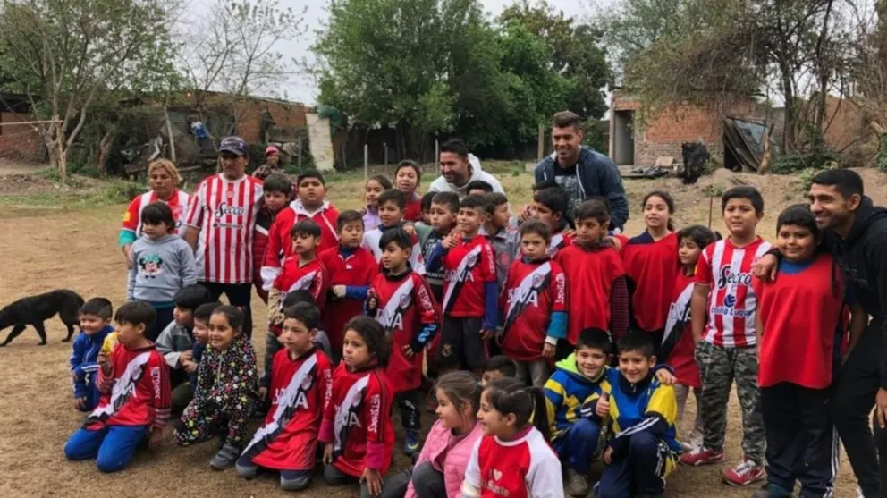 Tres jugadores de San Martín visitaron un potrero en el Manantial. VIDEO