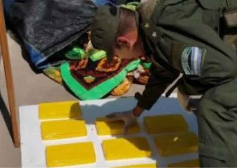 Salió corriendo cuando vio a la policía: llevaba 13 kilos de cocaína