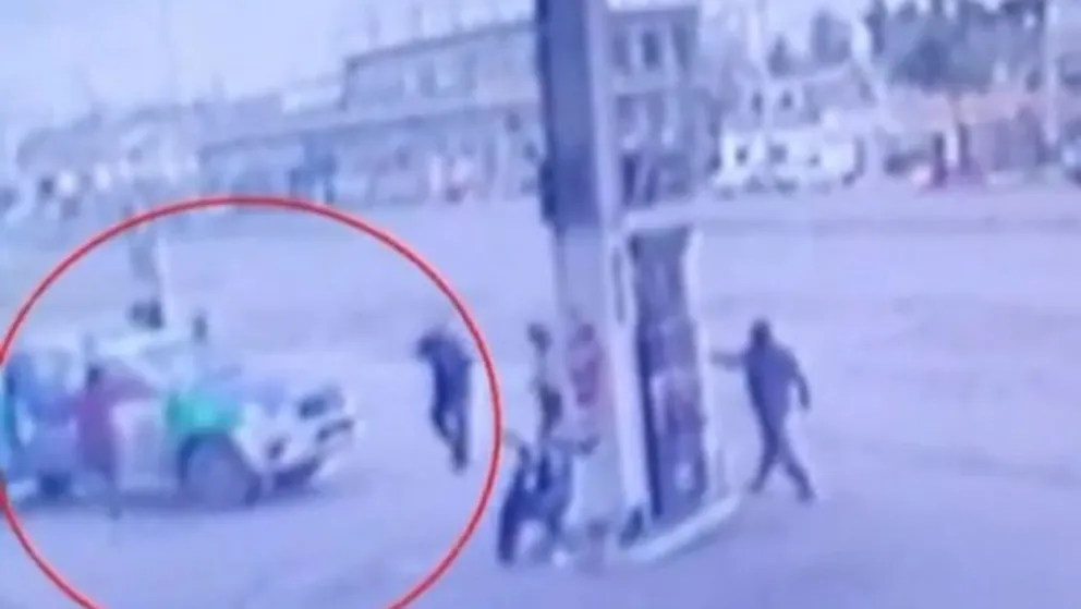 Video: más de 30 disparos durante un feroz tiroteo en una estación de servicio