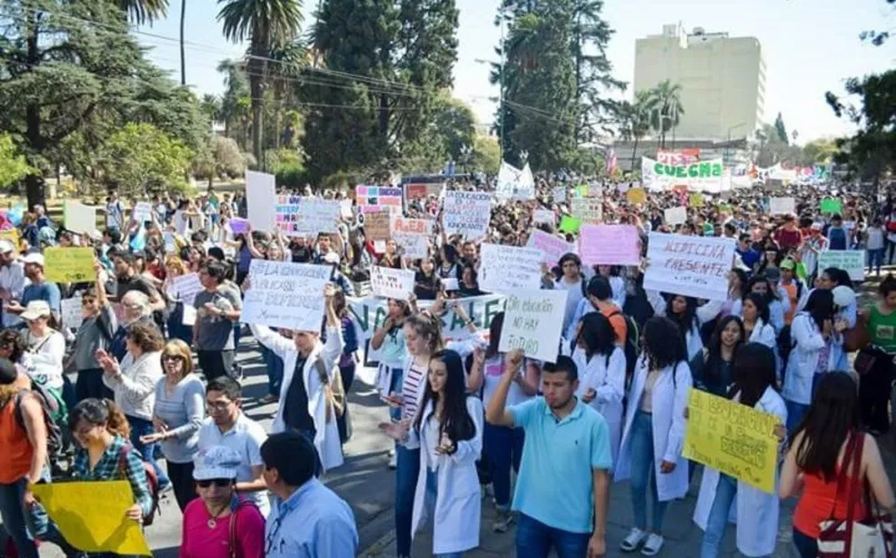 Docentes universitarios se manifestarán en el centro