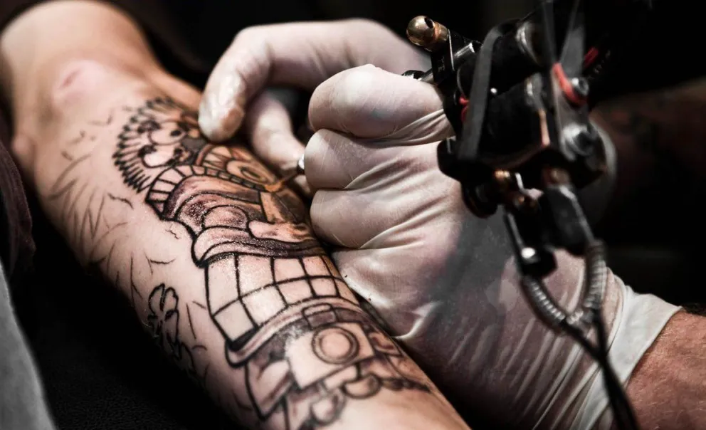 Revelan las consecuencias más peligrosas de tatuarse