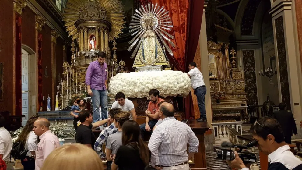 Emoción pura: armado de las Coronas desde adentro de la Catedral