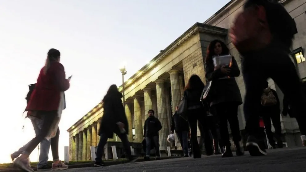 Universitarios regresan hoy a clases