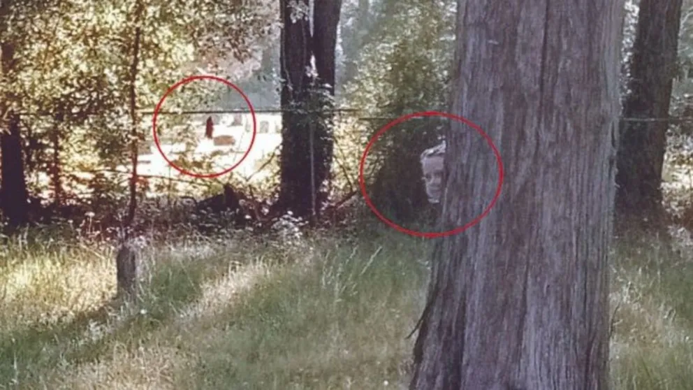 Aparecen dos fantasmas en la foto de un cementerio