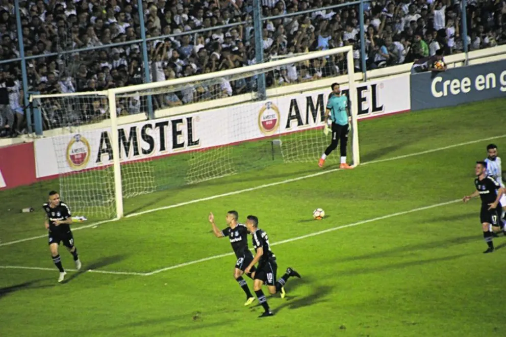Atlético Tucumán perdió ante el Gremio de Porto Alegre