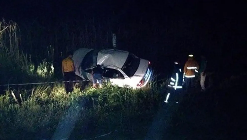 Levantó a jóvenes que hacían dedo, fue asaltado y el auto volcó