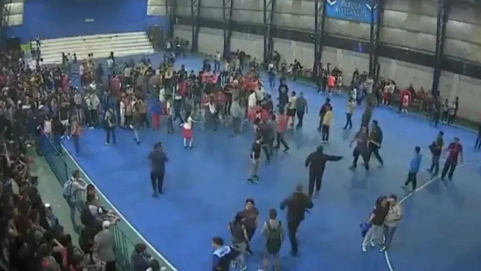 Escándalo en final de fútbol femenino:  enfrentamiento con palos y piedras entre hinchas