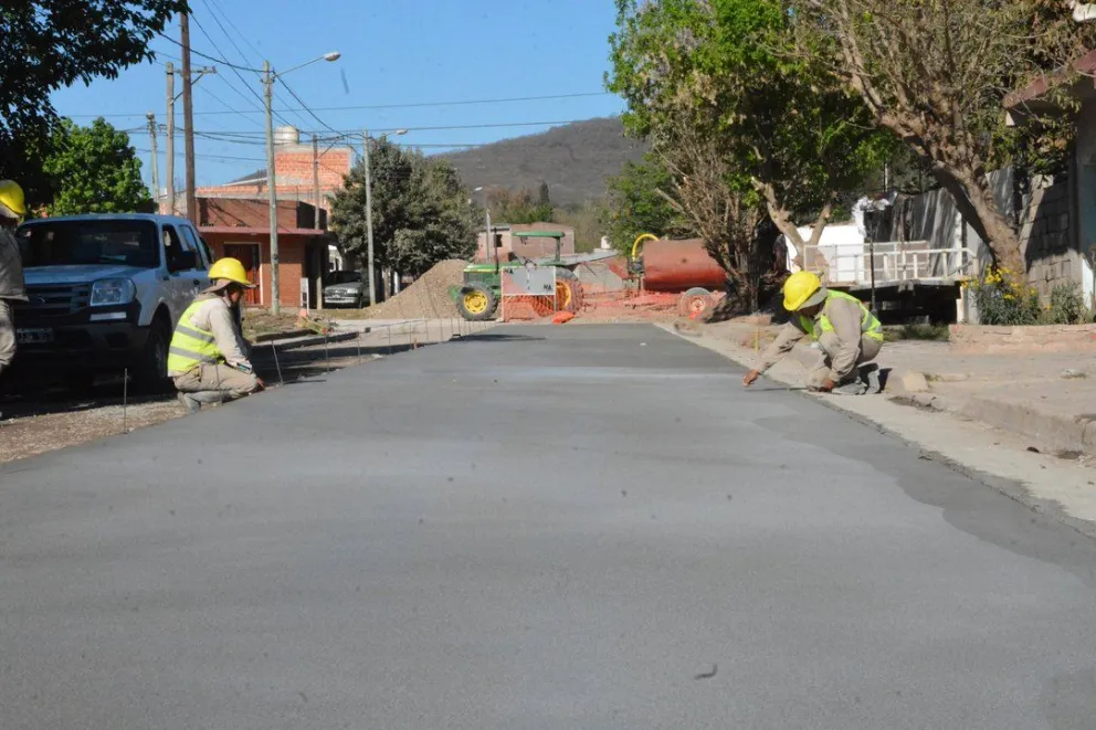 Sáenz verificó el avance de las obras de pavimentación en la zona sudeste