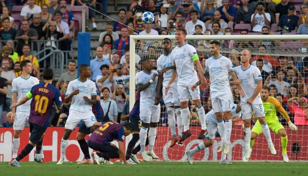 Lionel Messi brilló con 3 obras de arte en la goleada del Barcelona sobre el PSV