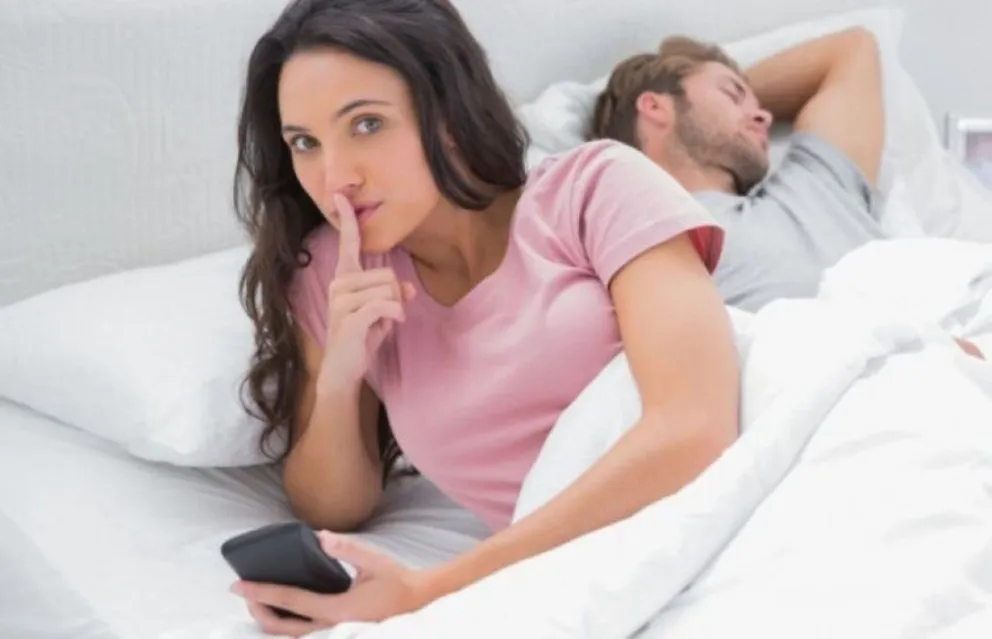 Microengaños: ¿el poliamor o sexting es una forma de infidelidad?